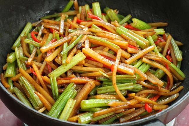 一道美味下饭的芹菜炒土豆就做好了,这颜色看着就很有食欲呀!