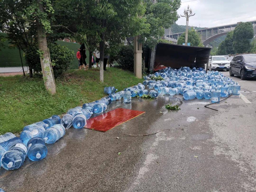 原创惊险!货车侧翻 200桶桶装水满地滚