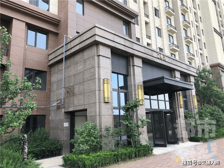 而这栋楼其他三个单元都存在这一问题,他们4家住户为这事儿已经和开发