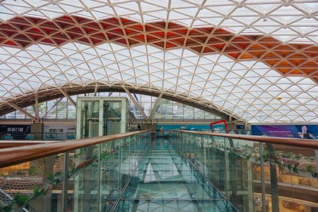 玻璃连廊全部都由透明玻璃铺设, 它全长28米,宽2米,离地高度42米,上去