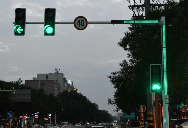 不少市民也非常欣赏这样的智能红绿灯,它不仅扮靓十字路口,也扮靓了