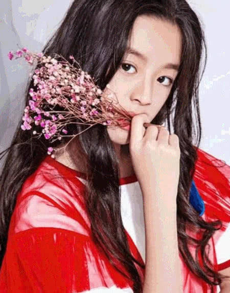 她在《楚乔传》中还饰演过赵丽颖的小时候,她一出场就自带"冲击力",不