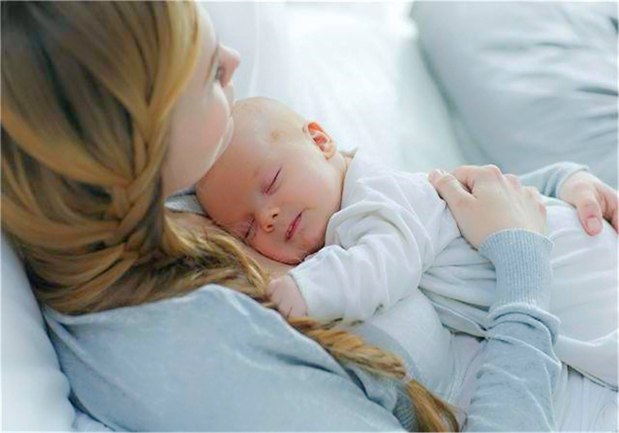 宝宝睡觉踢被子是因为热?原因和妈妈想的不一样,要消除隐患
