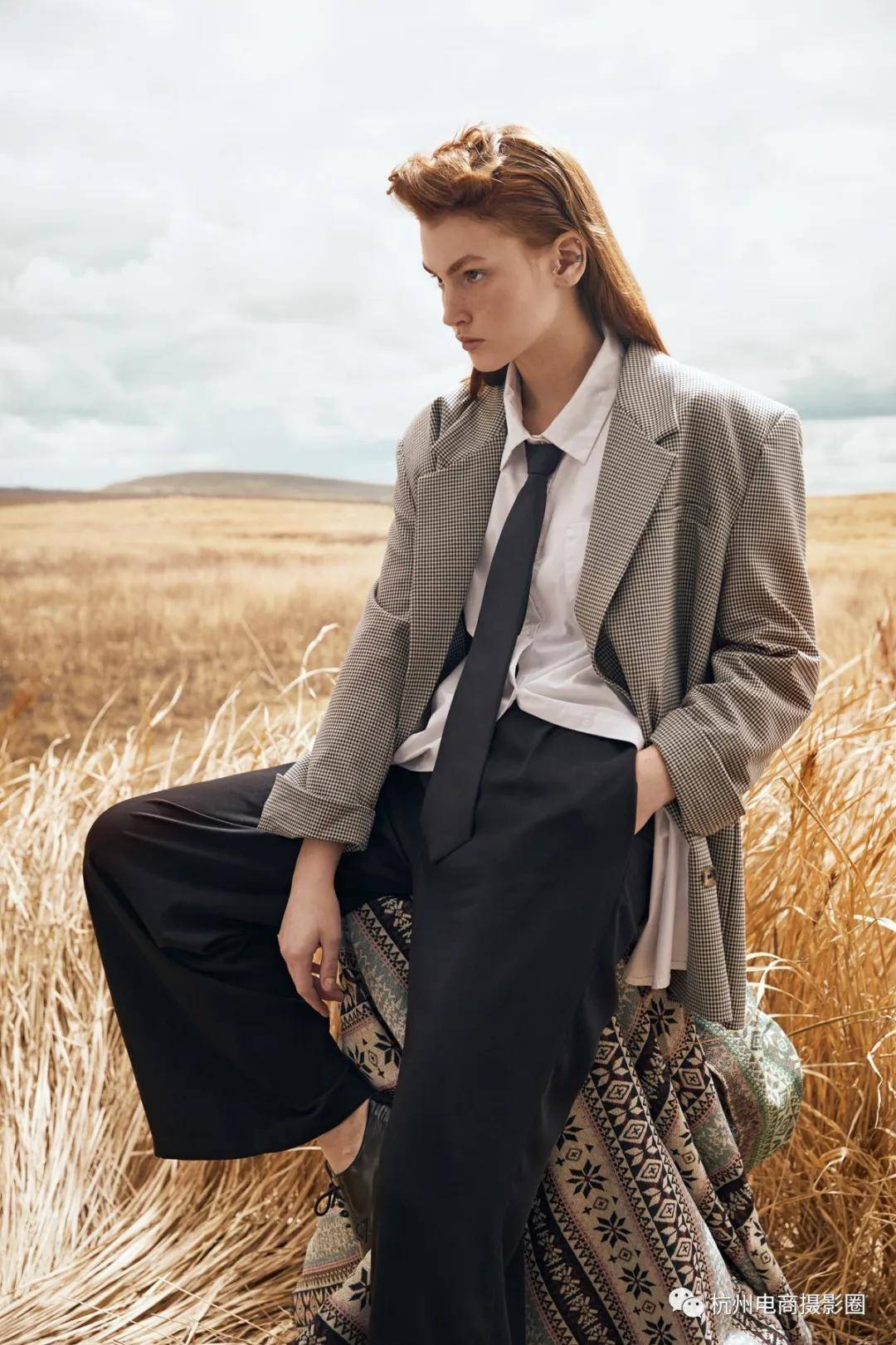 室内模拟灯光拍出外景欧洲旅拍大片的感觉杭州赭石文化传媒造景拍摄