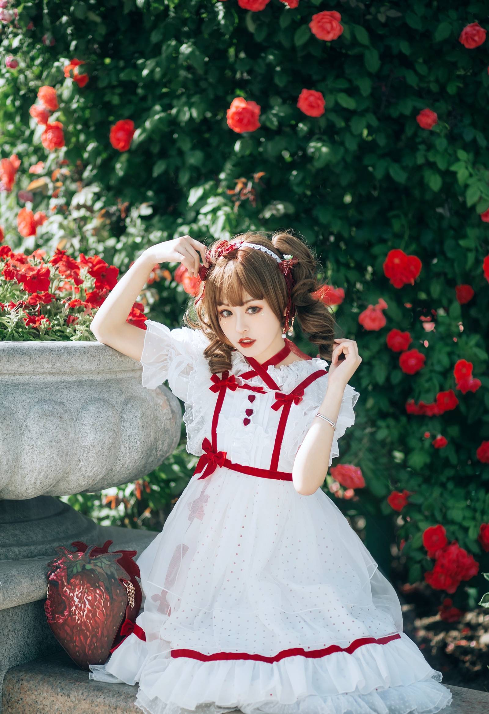 当娇艳的花朵遇上甜美可人的洛丽塔女孩,究竟是花比人娇还是人比花俏