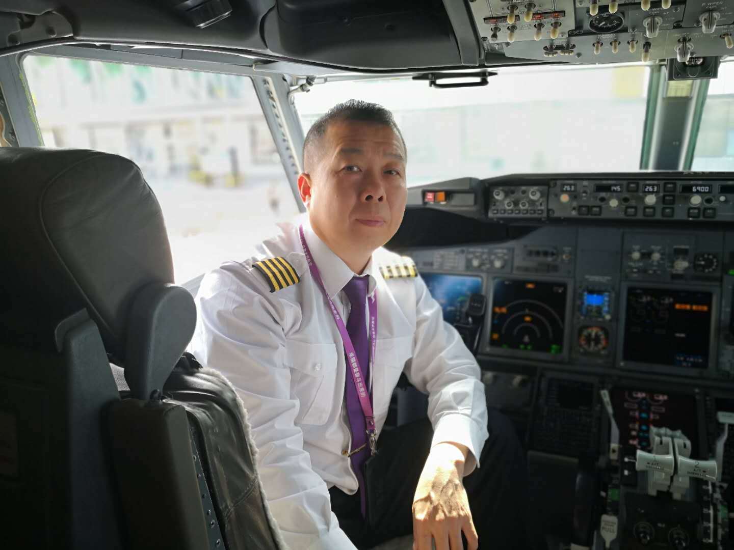 陈宝元将自己在部队和通航养成的良好飞行习惯贯彻于民航客机飞行当中