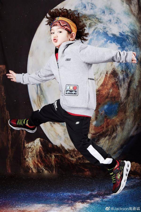还记得《放开我北鼻3》里的jackson吗?他现在长这样