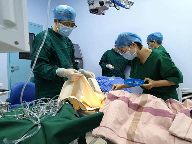 医护人员进行手术前准备.