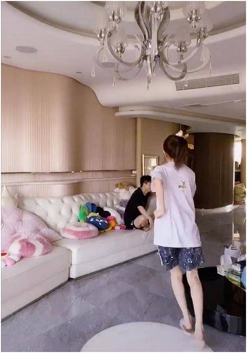 原创38岁李小璐家中跳舞豪宅内景一览无余奢侈程度似总统套房