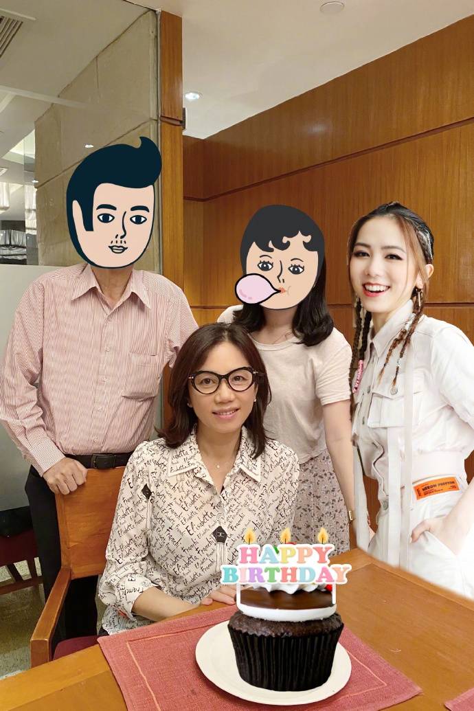 邓紫棋p合影为妈妈庆生妈妈优雅年轻二人好似姐妹