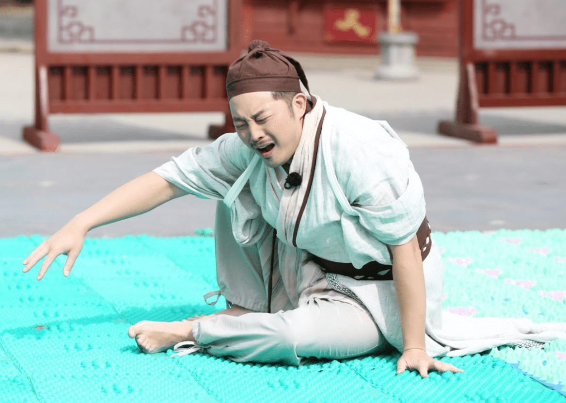 原创蔡徐坤酸吗?《奔跑吧》沙溢胡可甜蜜玩"指压板",却意外被疼哭