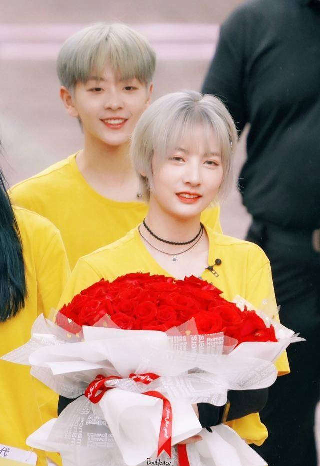 赵粤刘梦姐妹情谊升温,同框合照好甜蜜,两人长发模样令人惊艳