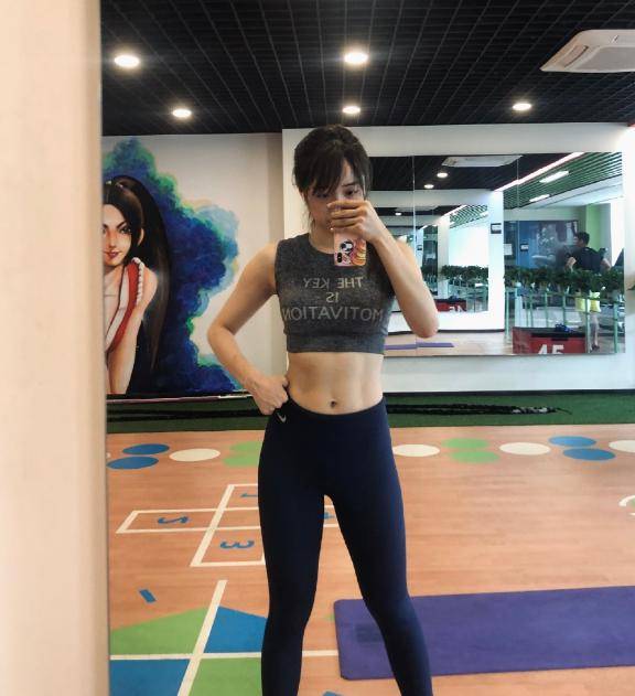 管泽元引水友齐酸余霜秀健身照腹肌惹眼这身材真不胖