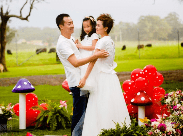 他们恋爱26年无绯闻,台前幕后都是夫妻,如今一家三口和睦幸福_辛柏青