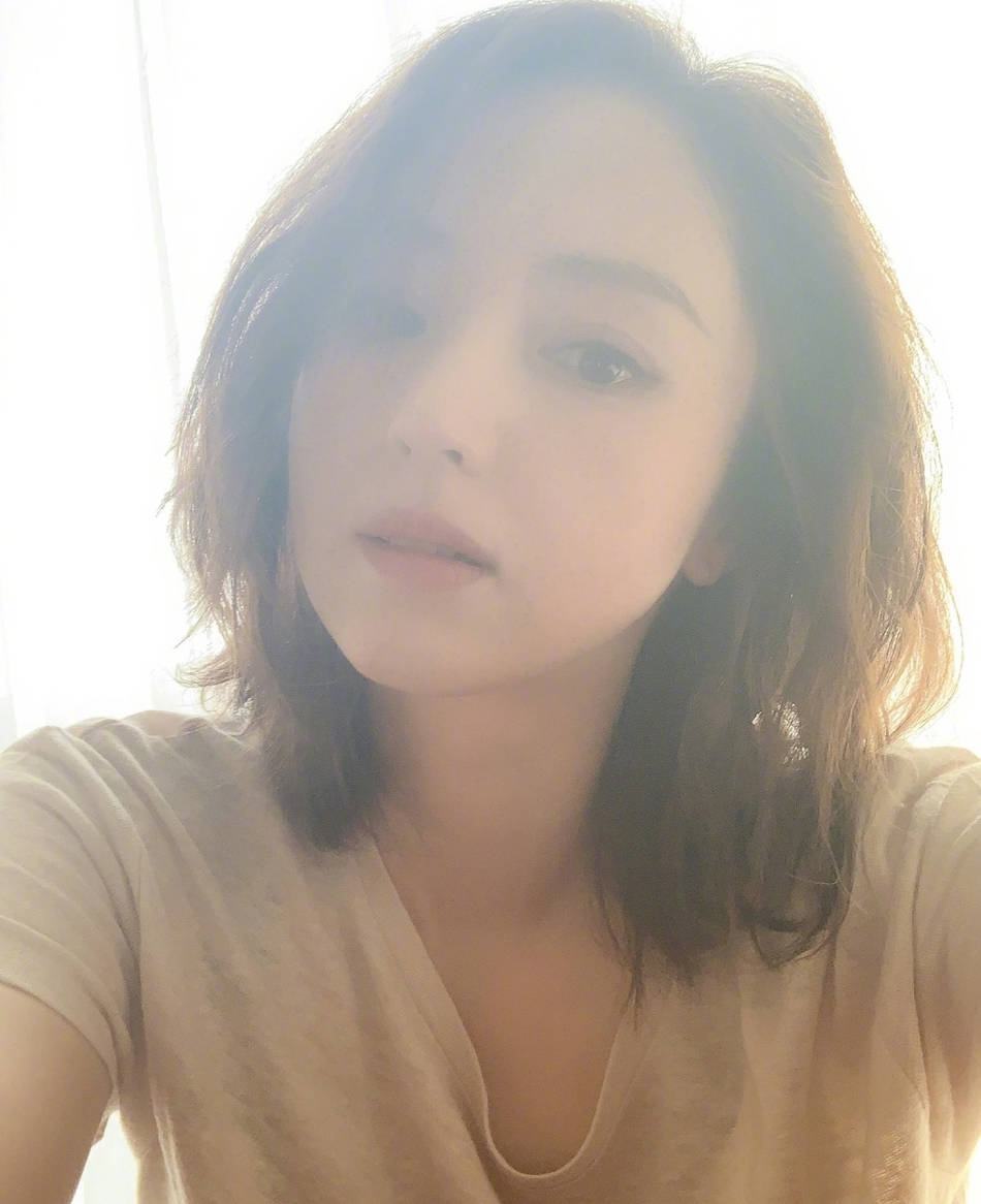 董璇晒库存自拍 朦胧光线下露优雅微笑气质绝佳