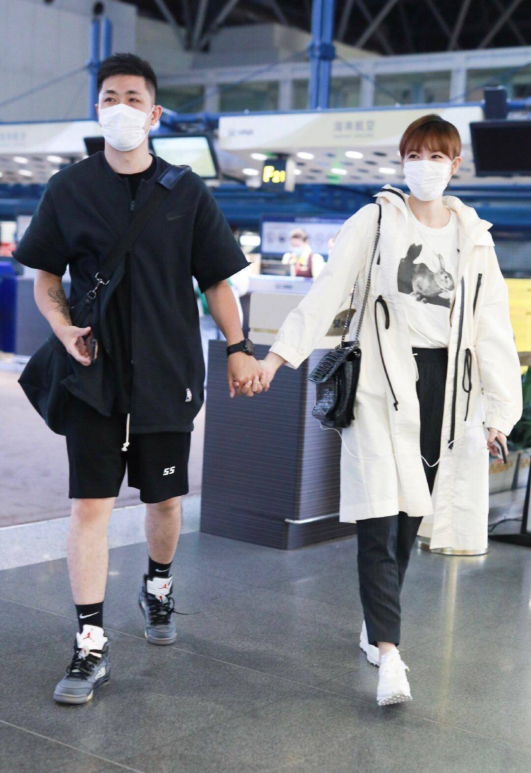原创李艾和张徐宁现身机场,身穿休闲装简约高级,秒变时尚达人