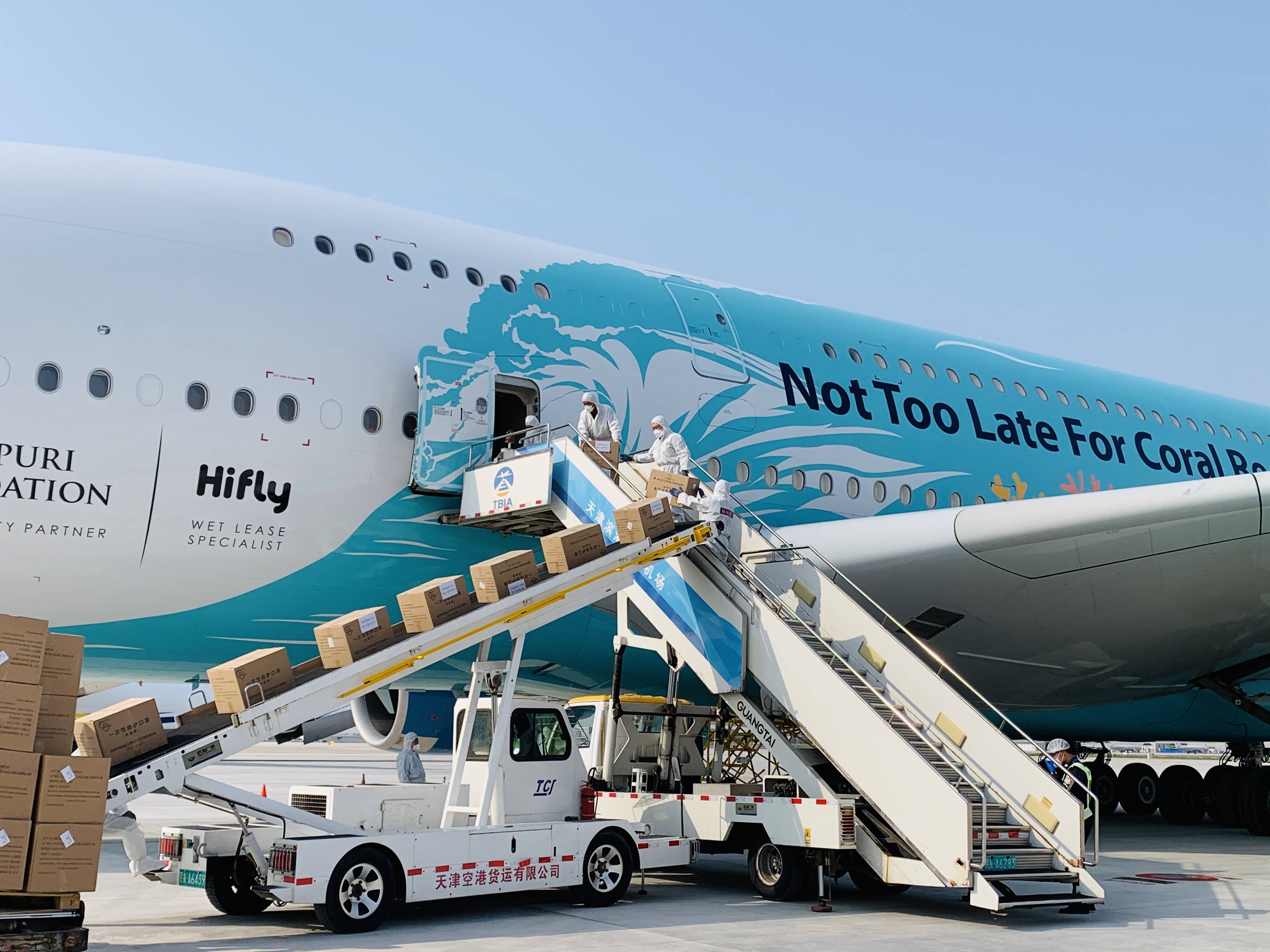 除了在飞机舱内使用滑毯,在把货物从机坪搬运到客舱这一环节,天津机场