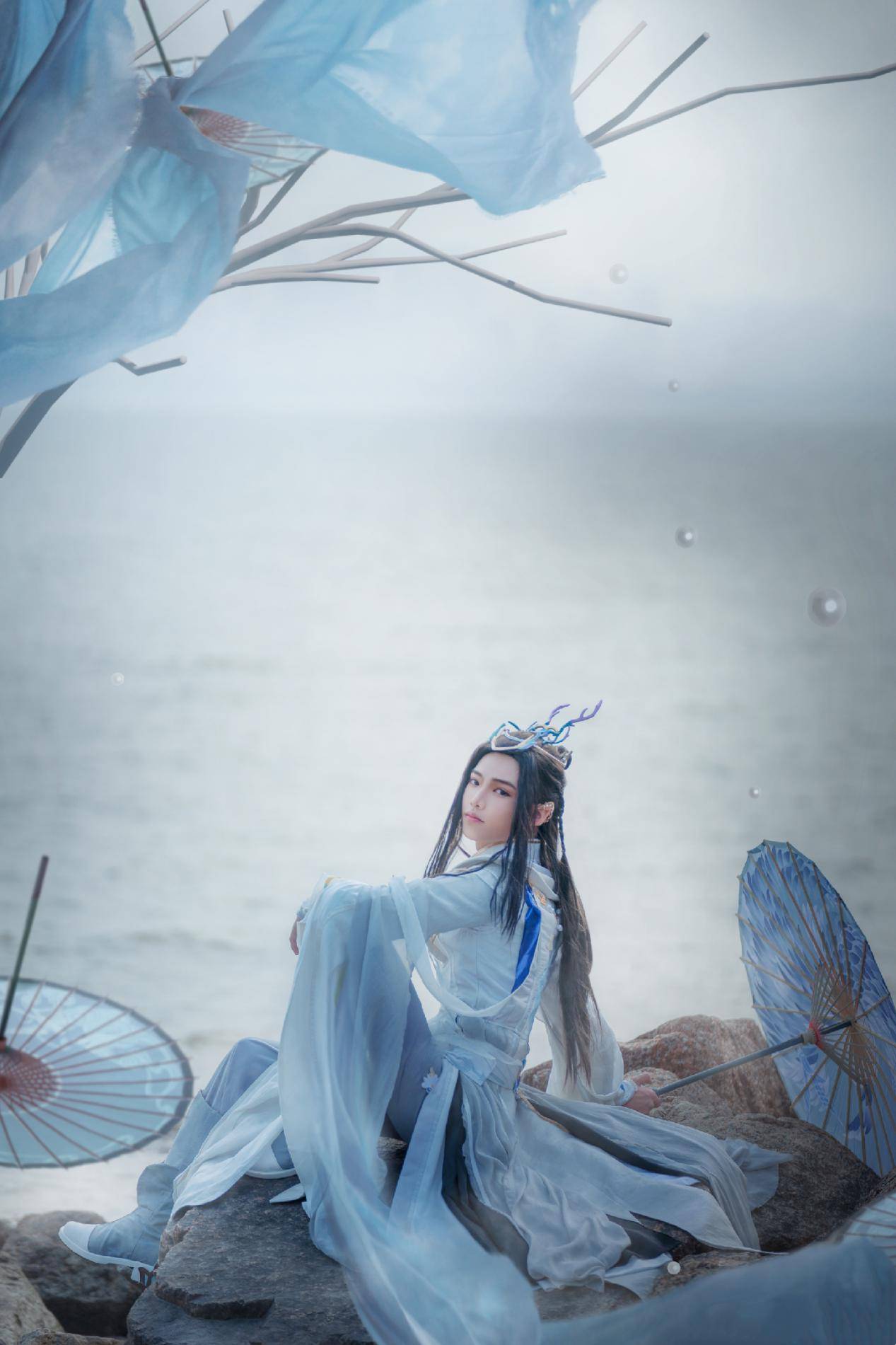 鹤梦校服上身之后,伞爹身上的气质更是愈发出尘清冷,仙气伴身.