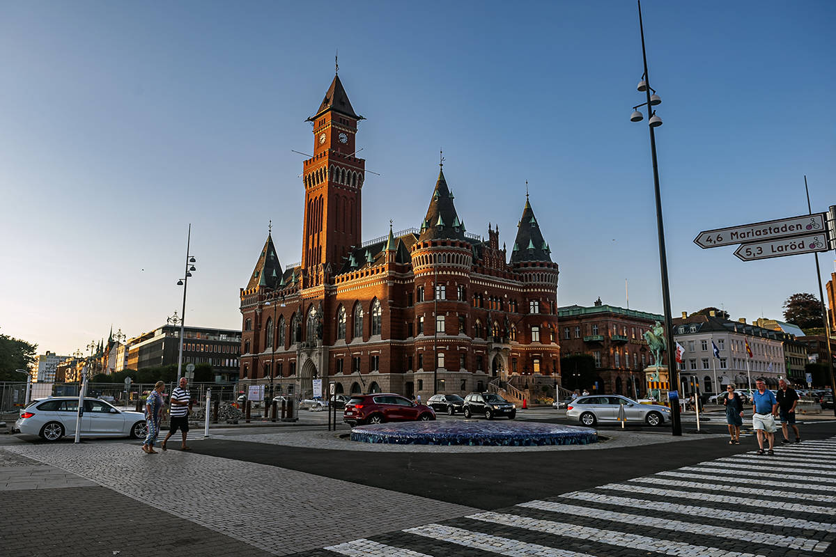 厅是一座哥特式建筑,城内到处都分布着中世纪以来风格各异的漂亮建筑