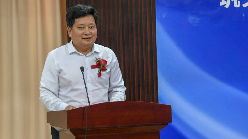 市委常委,副市长邓英文主持仪式.