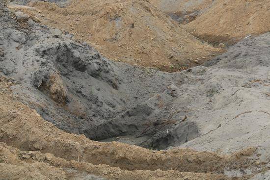 原创邹平一村头突然挖开麦田 现大量粉煤灰