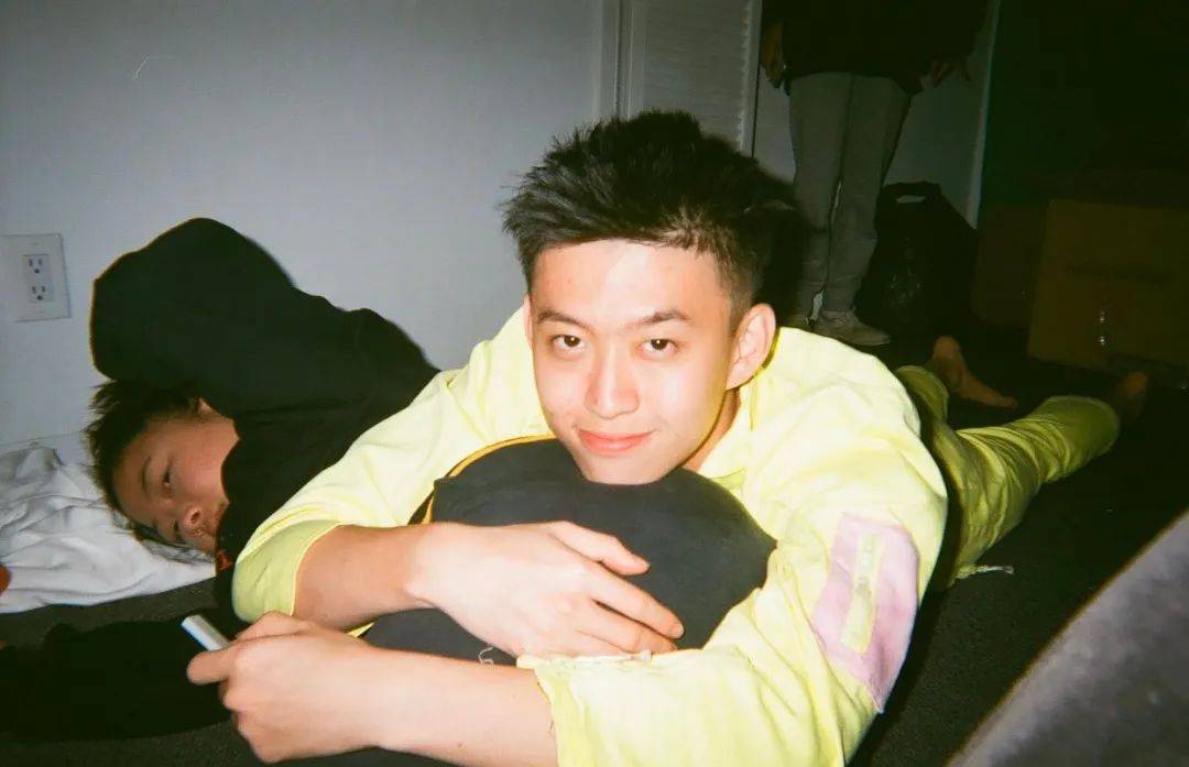 七哥为d杯女友变舔狗,网友:果然只有辣妹能当rapper女友!_rich