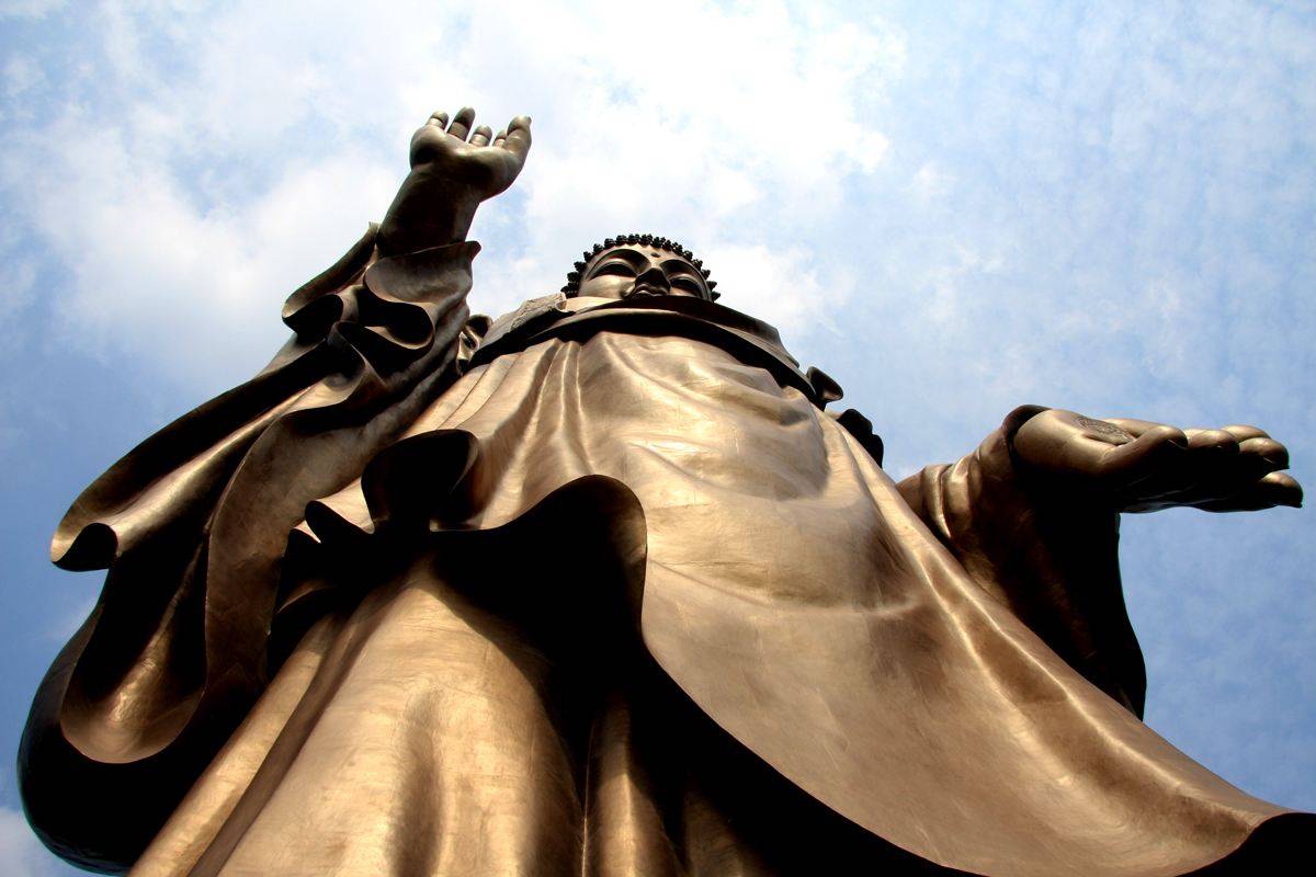 这般大的露天佛像可以说是我们国内之最,就算是在世界范围内也是非常