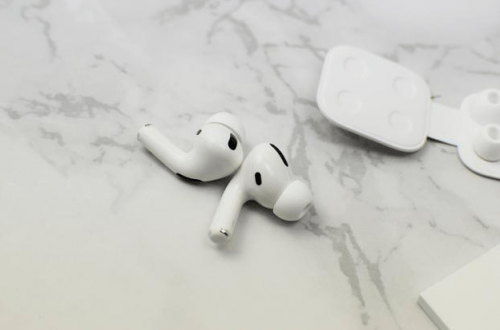 jeet air bass蓝牙耳机采用了钢琴同级高光封釉工艺,与浅绿色愈色完美