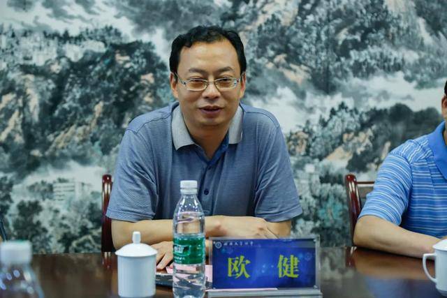 西大附中欧健校长讲话西大附中校长欧健表示,西大附中高度重视两校