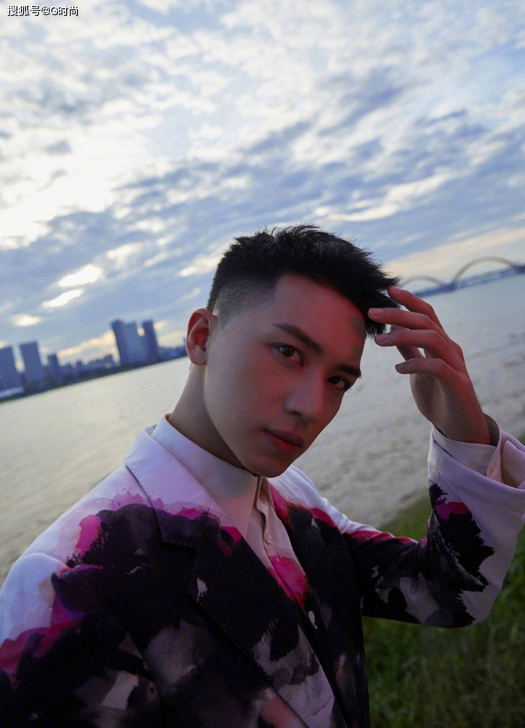 许魏洲身穿的墨染西装,清爽的短发,绅士充满诗意