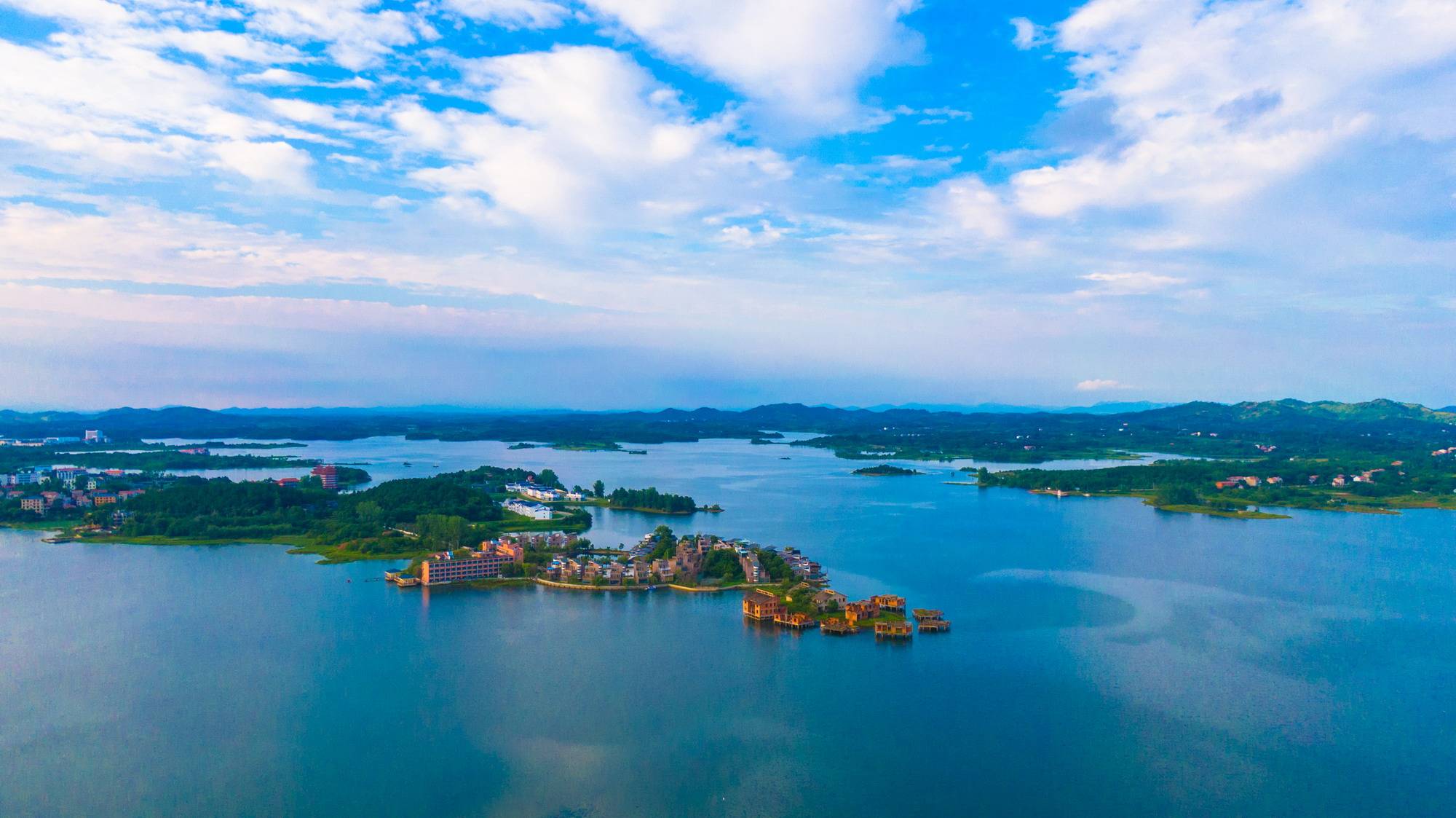 木兰湖宛如"天空之镜",拍下这自然美景,用来摆摊贩卖