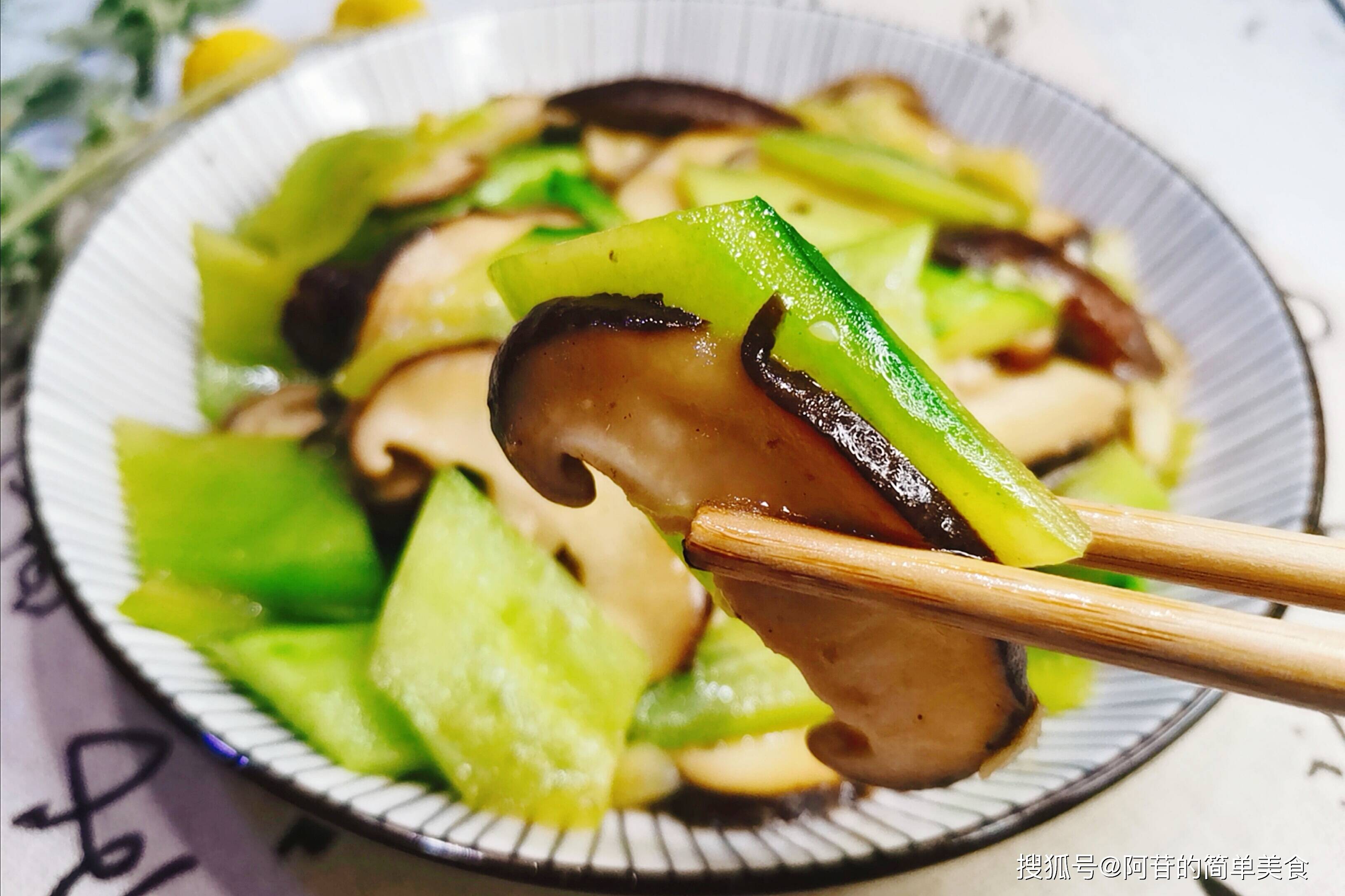 原创黄瓜别老吃生的,熟吃更加养脾胃,加点香菇来搭配,好吃又好看