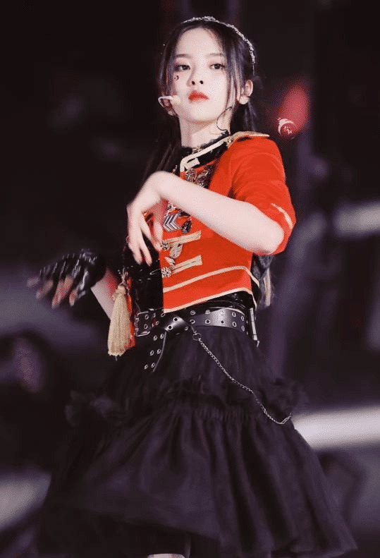 原创杨超越穿短裙跳舞镜头却放低仰拍裙子旋转一瞬这腿网友看痴了