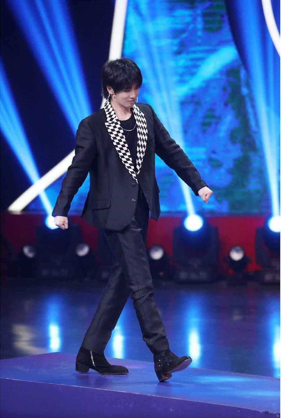 有些衣服只有华晨宇才能配得上没人聊下花花的衣品吗