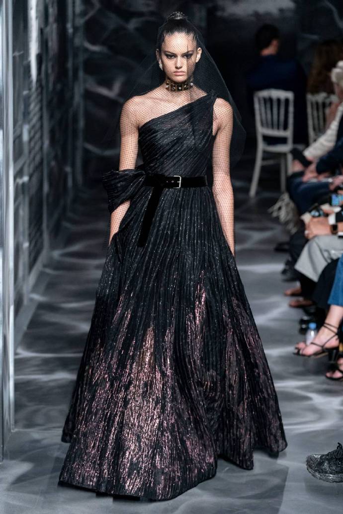 黑天鹅礼裙,带着古堡女公爵的高深莫测款款而来,又a又飒!