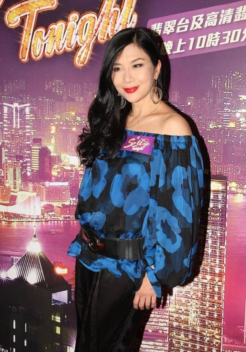 原创吴家丽57岁居然一点看不出来,大波浪卷发搭配蓝色上衣,减龄洋气