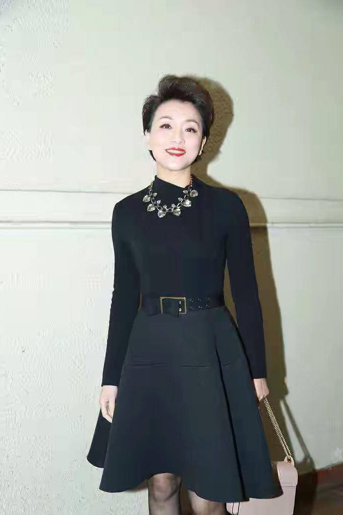 杨澜52岁了完全不显老超短发搭配短款黑色连衣裙意外减龄洋气