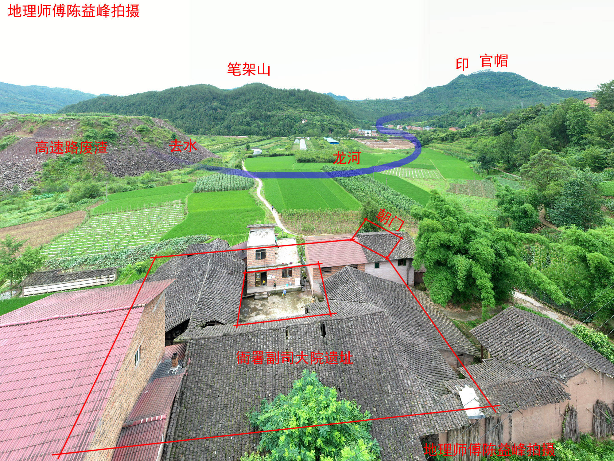 衙署前的笔架山和官帽山侧看衙署的朝山为官帽,帽上顶着官防大印左侧