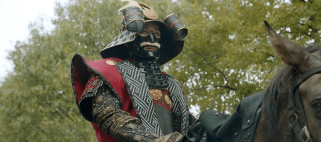 电影还有一个挺有趣的梗,将军手下有一个女忍者叫火舞,男领军叫宫本