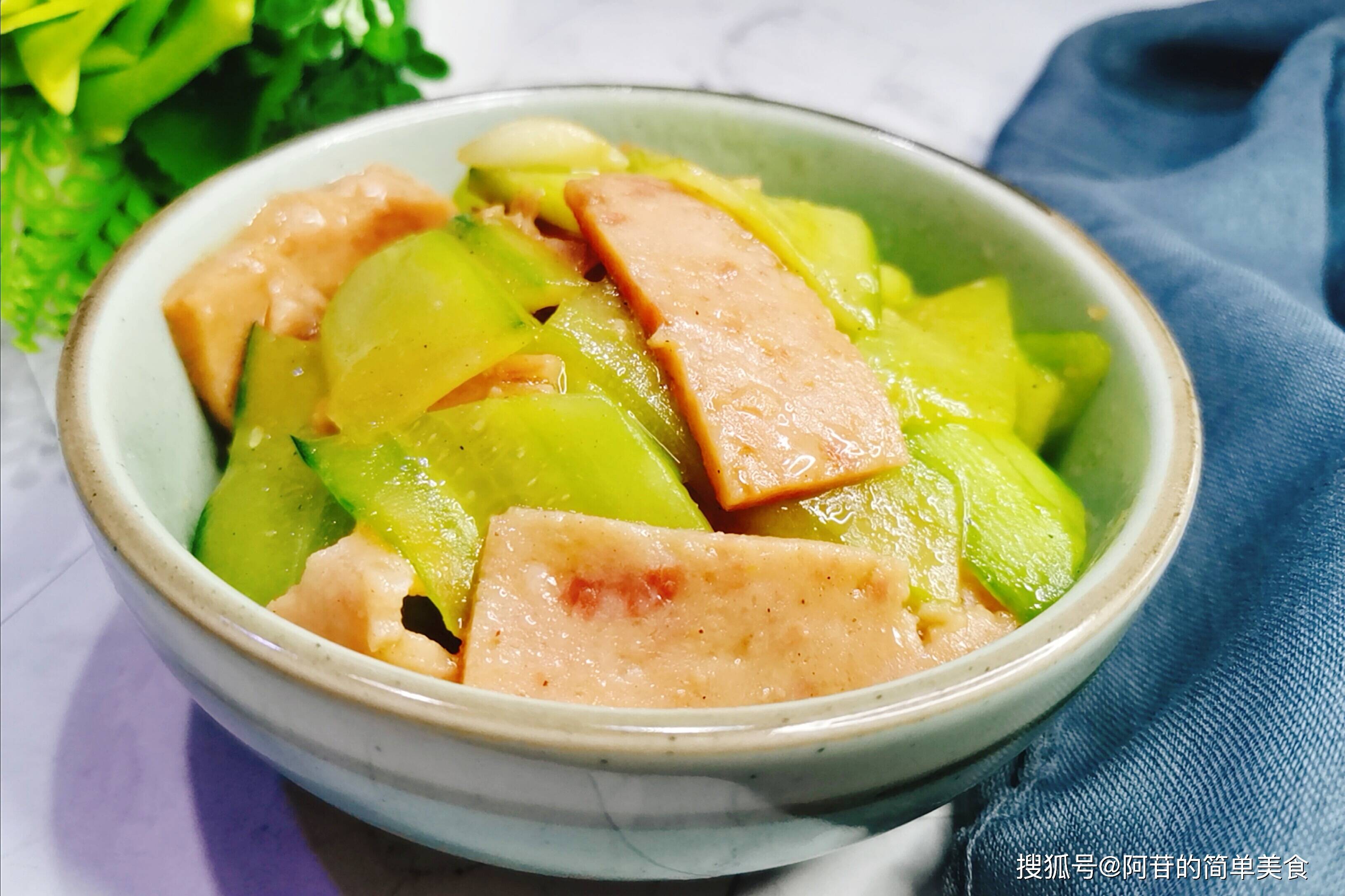 一道简单美味的午餐肉炒黄瓜,完成! 今天的分享就到这里,您还喜欢吗?