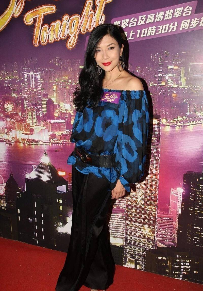 原创吴家丽57岁居然一点看不出来,大波浪卷发搭配蓝色上衣,减龄洋气