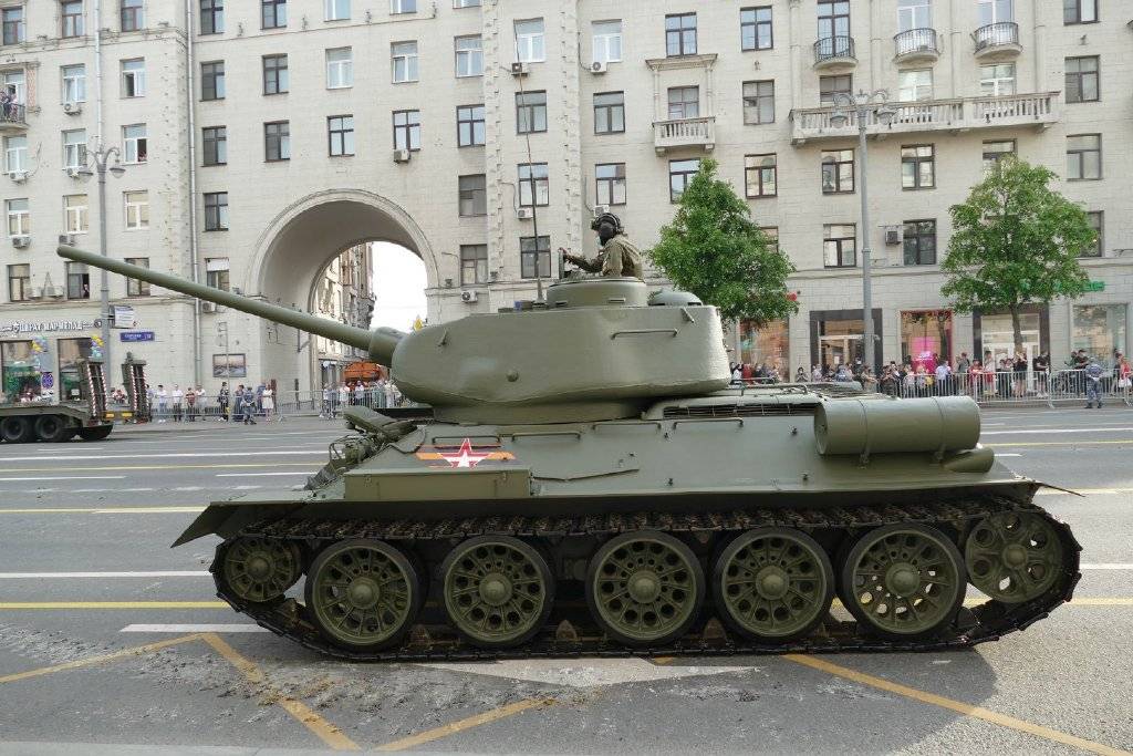红场阅兵重型装备集结:t34最惹眼