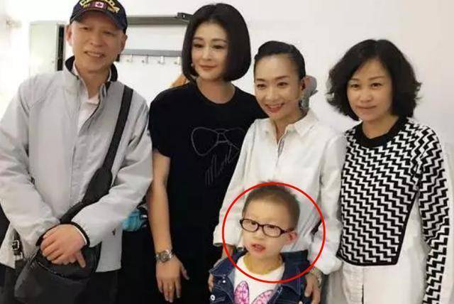 54岁"裘千尺"女儿美若天仙?看到照片后:父女俩简直一模一样_李明和