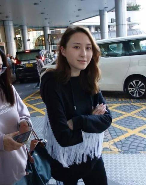 情史丰富的何超云曾与四太逛街却与亲妹开撕身世至今是个谜