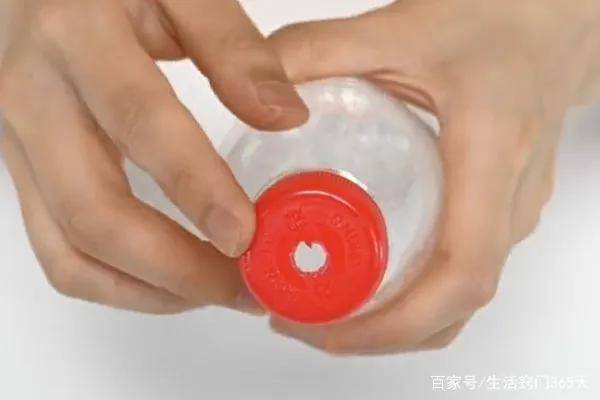 当挤压塑料瓶后,瓶内气压增大,挤开气球膜,空气进入气球