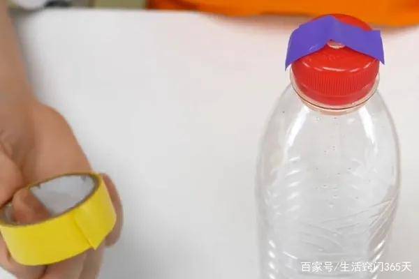 当挤压塑料瓶后,瓶内气压增大,挤开气球膜,空气进入气球