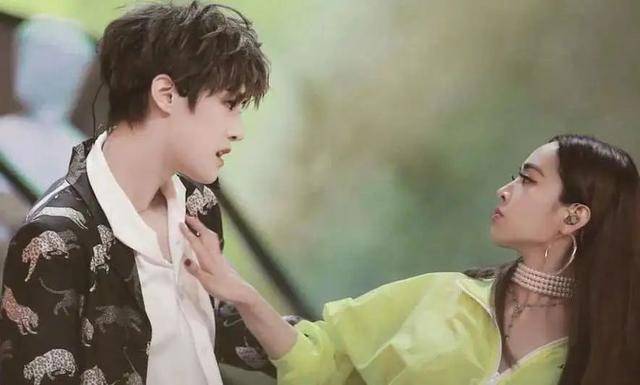 原创嘉羿李熙凝疑似恋情!女方唱红淡黄的长裙男方曾爱孔雪儿?