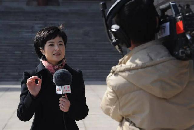 张泉灵一干就是18年,对待工作兢兢业业,观众也习惯了看张泉灵的采访