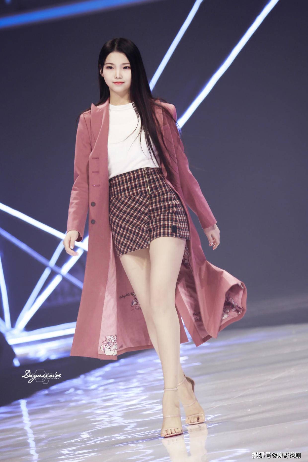 而女方李熙凝参加过《青春有你2》凭借比赛中的rap淡黄的长