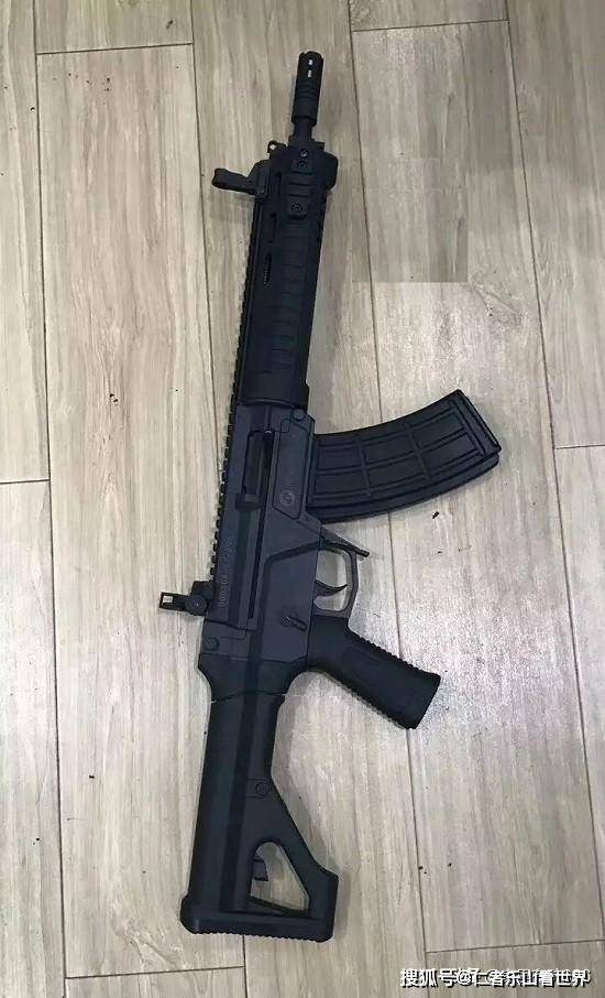 国产新一代自动步枪战术型亮相配枪口抑制器全息瞄准具